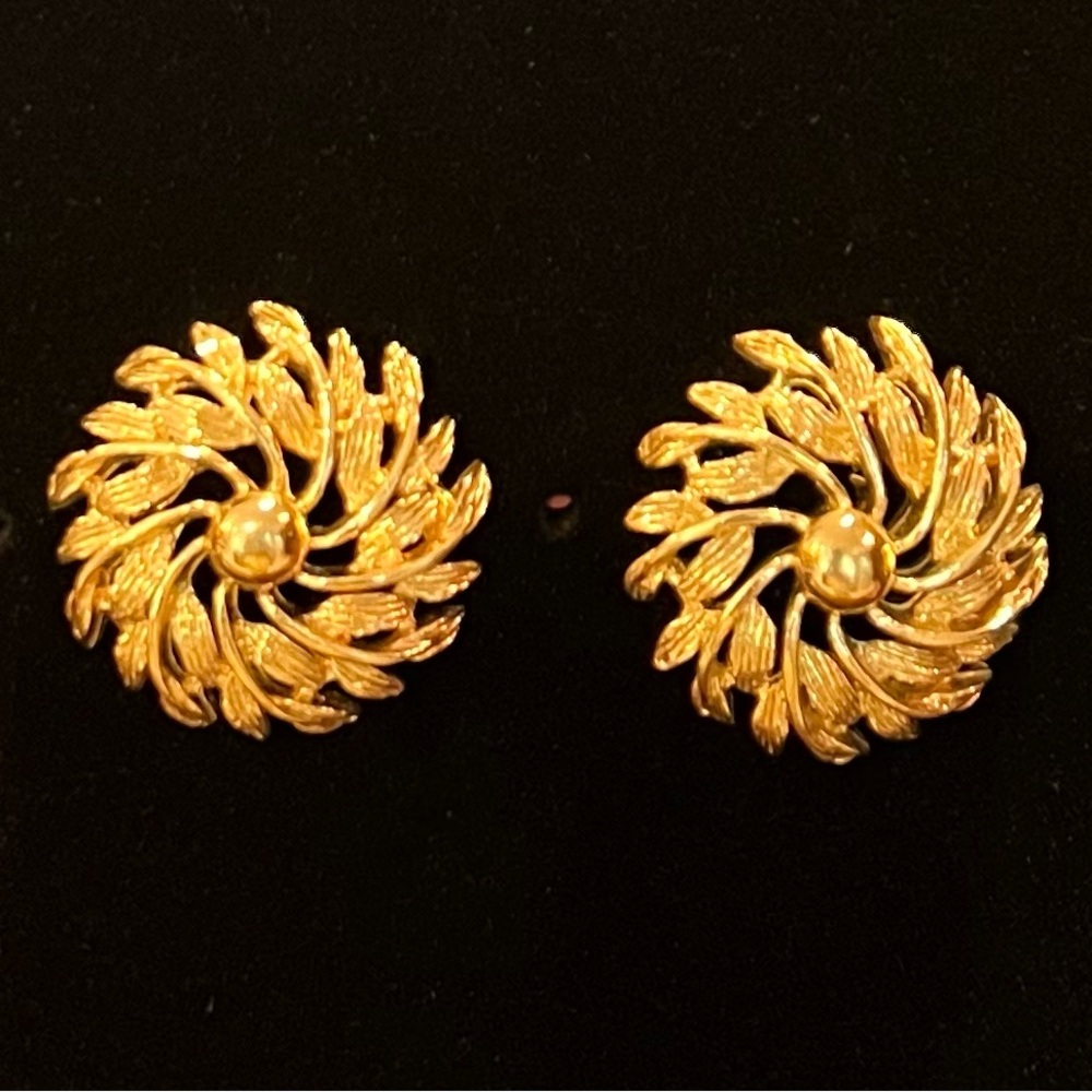 Napier Starburst Swirl Yellow Gold Tone Vintage 1970s Pierced Post Earrings 1"